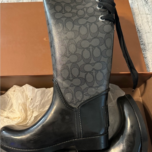 Tall Coach rain boots only worn a few times pretty new comes with original box - Picture 3 of 6